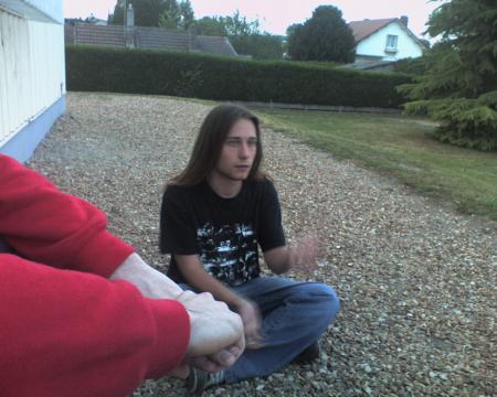 Arnaud qui jongle avec des cailloux