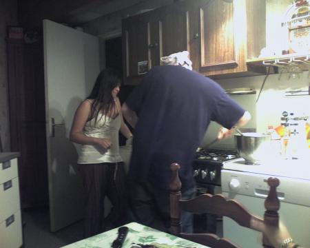 Steven se met à la cuisine