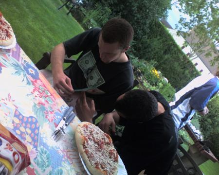 Steven et Brice qui lisent Closer